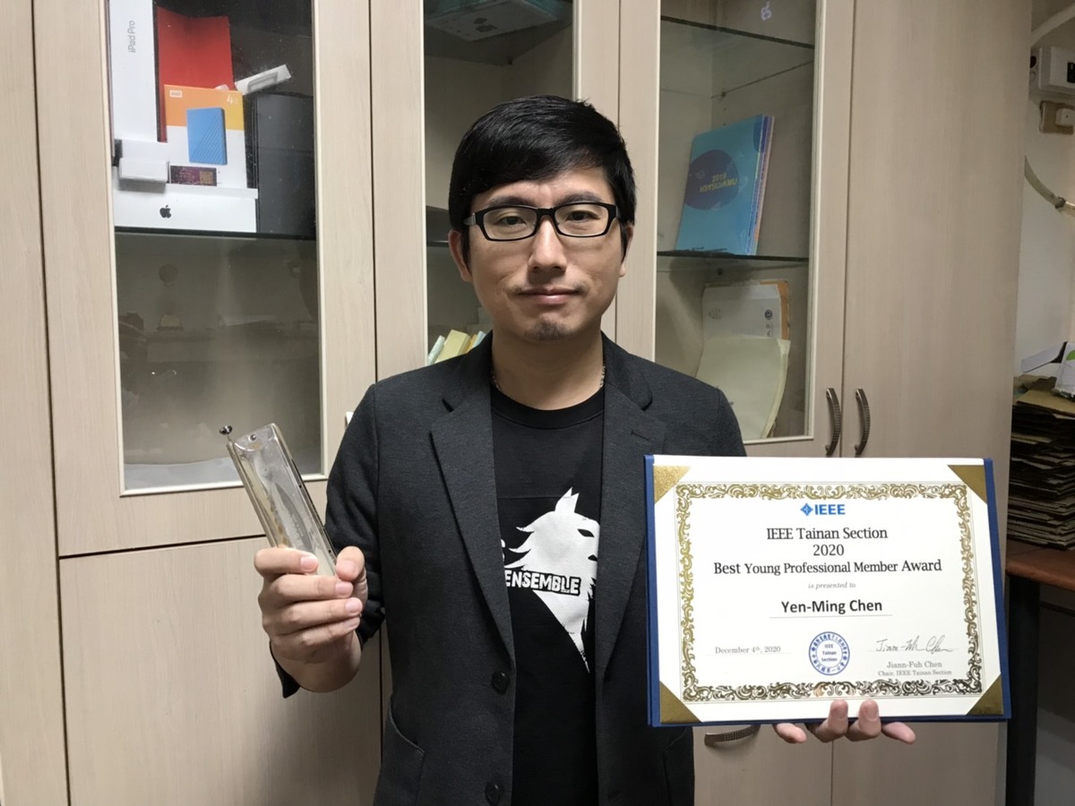 國立中山大學通訊工程研究所助理教授陳彥銘不僅在研究上表現亮眼，更是世界口琴大賽冠軍！他最近計畫跨域推動「AI音樂創作」，期能激發學生在學研上更多的可能性。