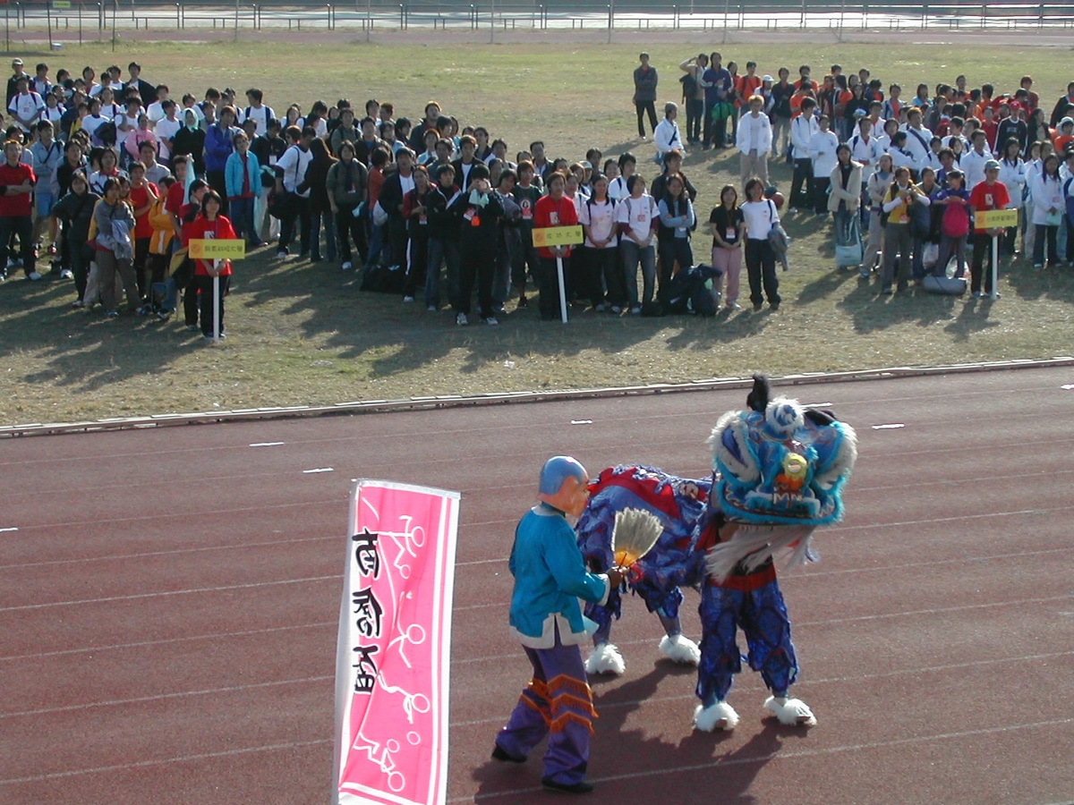 第三屆南僑盃運動會，12/14在晴空萬里的西子灣展開總計將近600名僑生參加這場運動大會。(另開新視窗/jpg檔)圖片