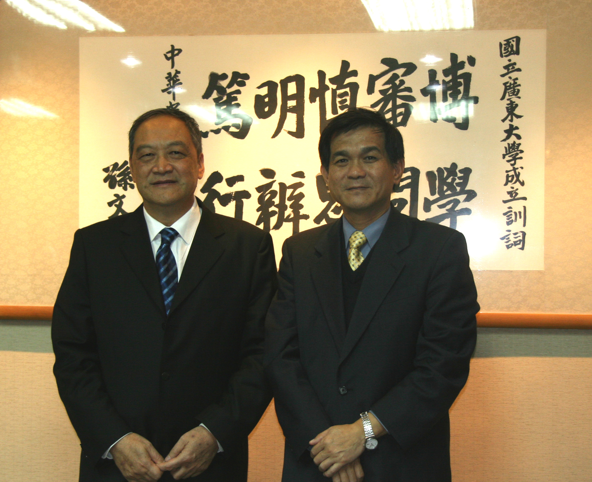 兩岸中山大學校長於兩校校訓前合影(另開新視窗/jpg檔)圖片