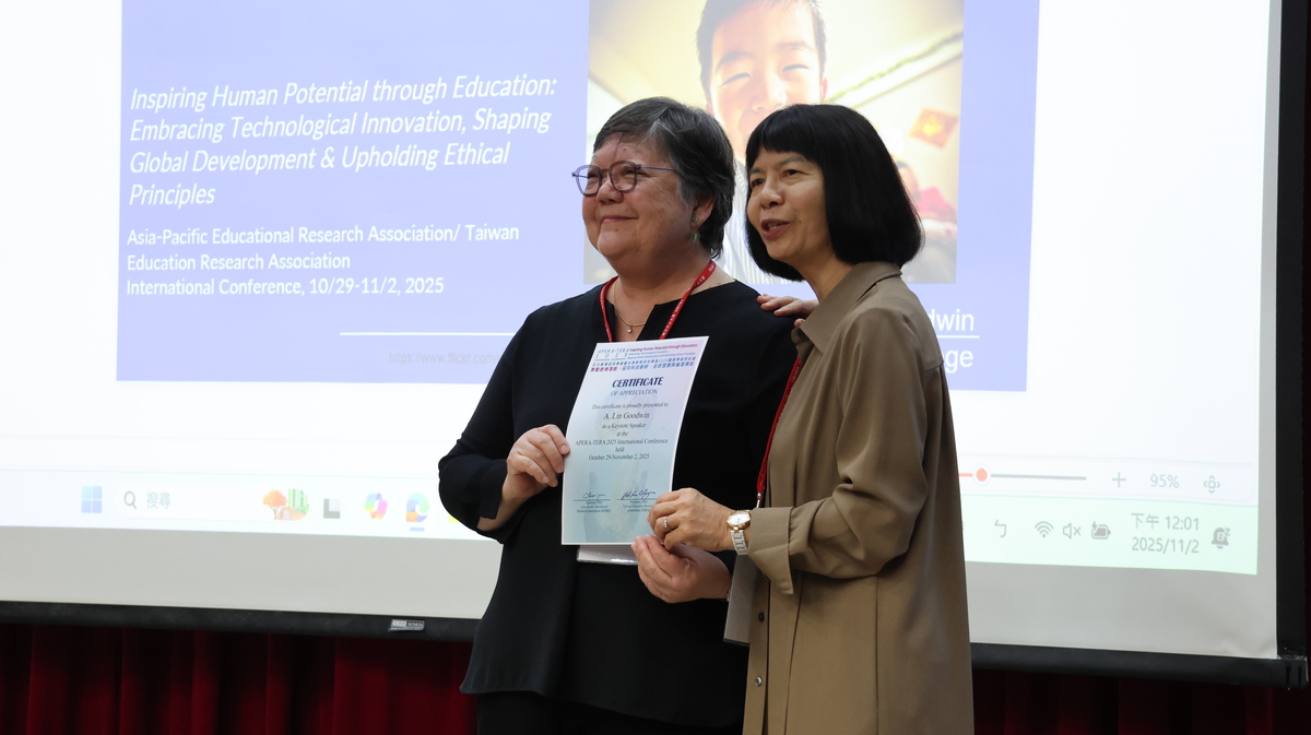 致贈感謝狀，美國波士頓學院A. Lin Goodwin教授（左）演講「Joyful Learning (and Teaching) as a Pathway to Wellness」(另開新視窗/jpg檔)圖片