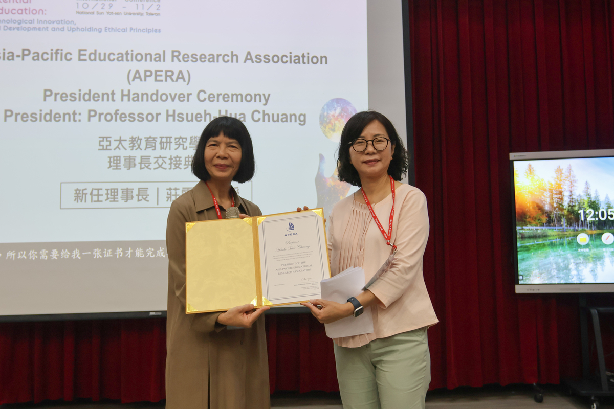 亞太教育研究學會（APERA）理事長交接，新任理事長由中山大學教育研究所特聘教授兼教育與人類發展研究全英語學位學程主任莊雪華（右）接任。(另開新視窗/jpg檔)圖片