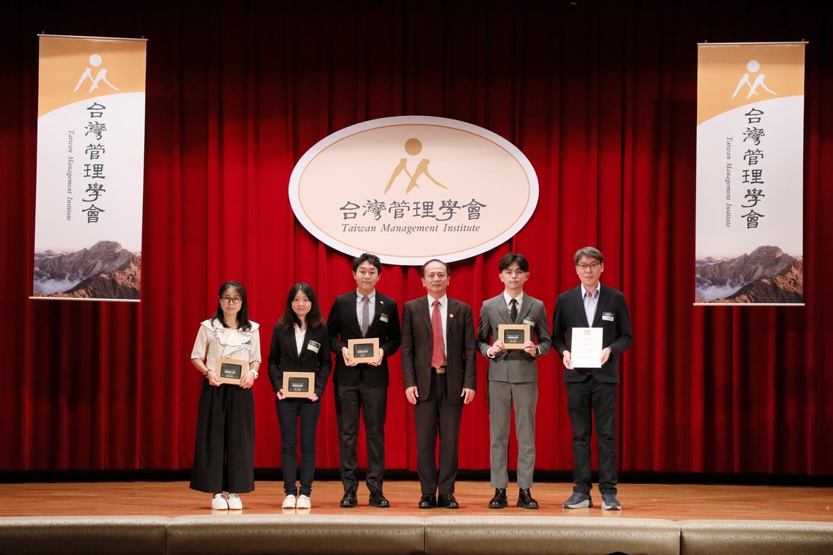 中山大學企管系博士生張佳涵（左一）以〈我會是下一位？疾病線索增強迷信消費〉論文榮獲博士組「優等」(另開新視窗/jpg檔)圖片