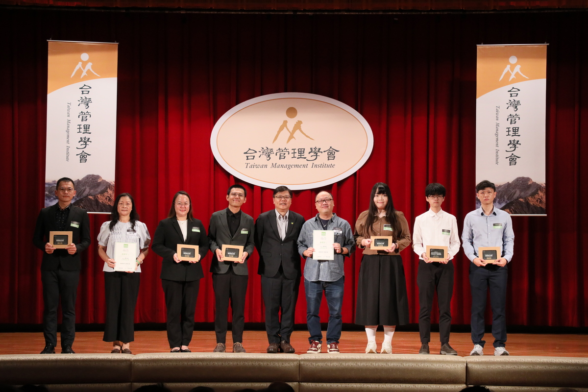 行傳所林鈺傑（左四）在張榮華教授（右四）指導下，以〈「情」能補拙：探索熱情好客對於服務失誤之顧客寬恕與負面電子口碑的影響〉論文榮獲碩士組「優等」(另開新視窗/jpg檔)圖片
