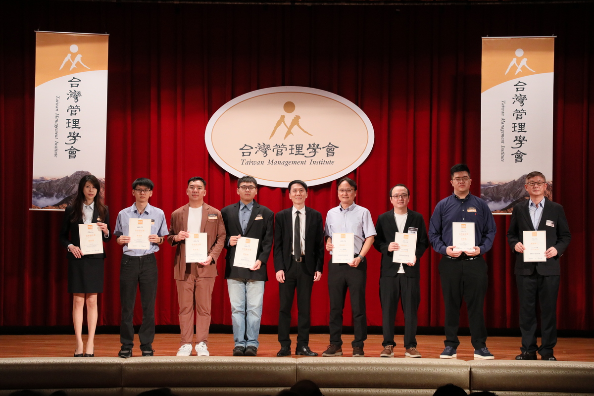 IBMBA童鈺喬（左一）以〈淨零排放新聞報導中的企業環境責任敘事〉論文榮獲佳作(另開新視窗/jpg檔)圖片