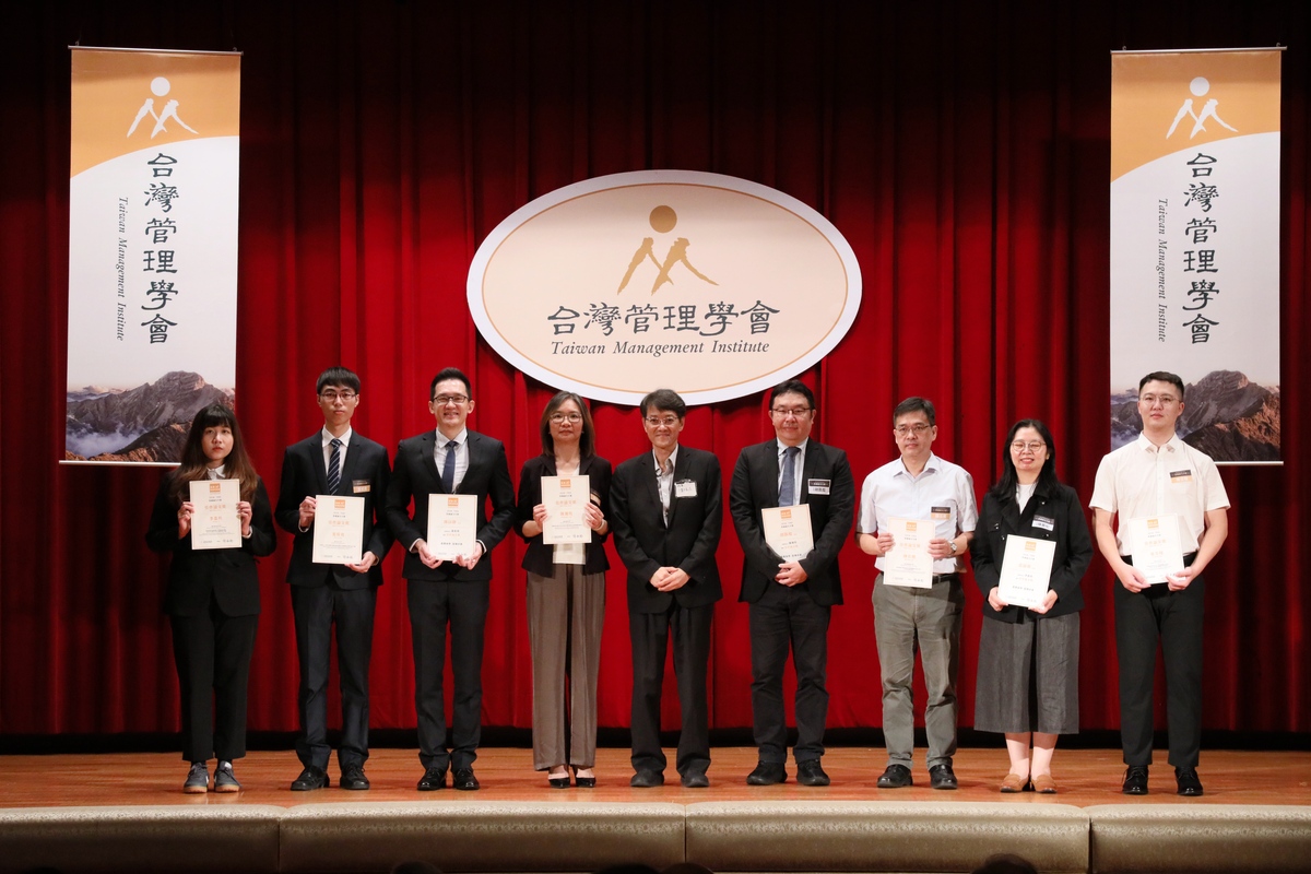 財管系曾昱翔（右一）以〈新聞作為NASDAQ 日內價格跳躍之來源： 來自 120,000 篇新聞文章之證據〉論文榮獲佳作(另開新視窗/jpg檔)圖片