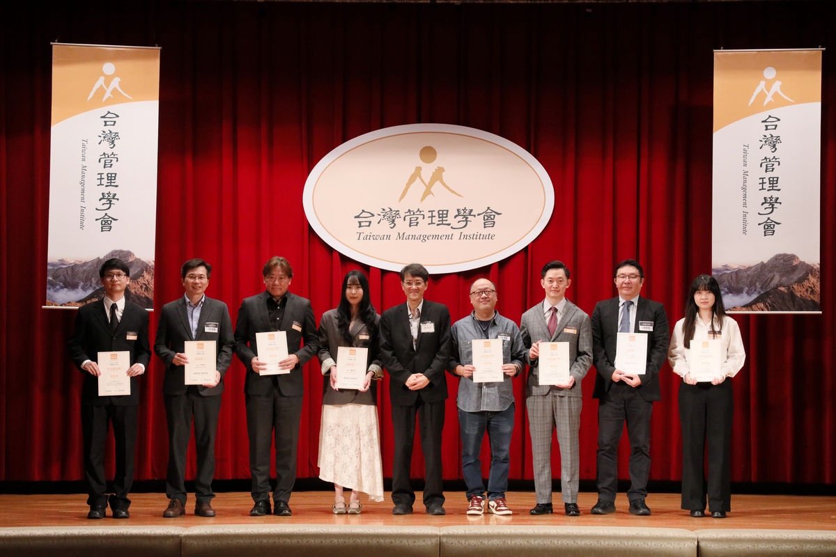 行管所陳婕湘（左四）以〈歡迎加入「諧教」！不同諧音雙關的商店招牌命名對態度與造訪意願之影響〉論文榮獲佳作(另開新視窗/jpg檔)圖片