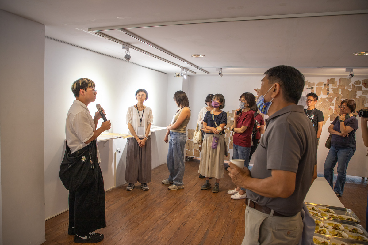 中山大學社會系助理教授林傳凱以邀請函的形式，帶領大眾進入展區，並由中山學生莊佑安、林芷靚分享五名高雄地區白色恐怖受難者的生命故事與時代背景。(另開新視窗/jpg檔)圖片