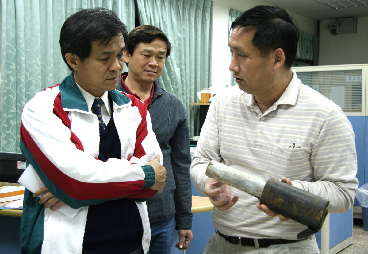 校長楊弘敦(左)參觀宿舍服務中心，教官羅國炳(右)說明宿舍熱水管線問題(另開新視窗/jpg檔)圖片