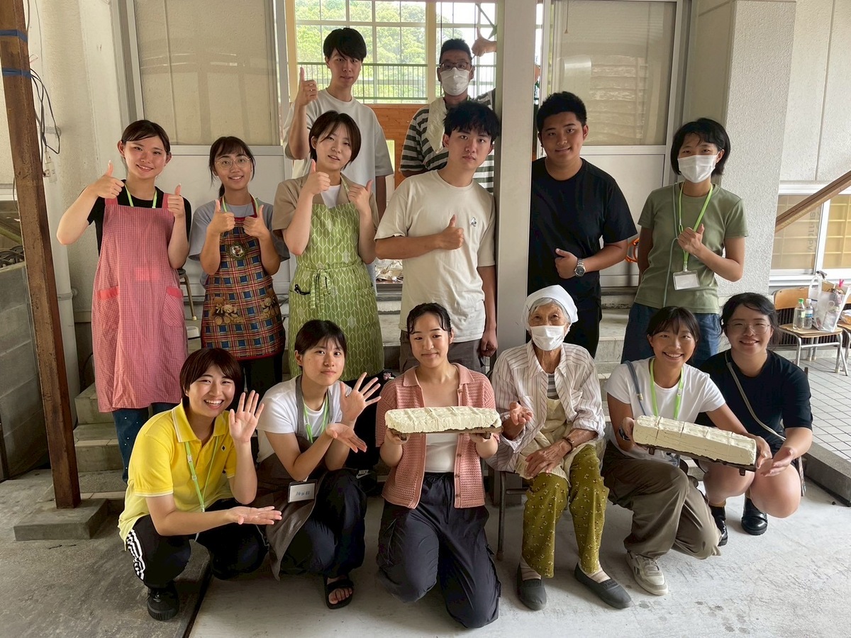 與蛎瀨地區居民溫馨合影，感受在地人情(另開新視窗/jpg檔)圖片