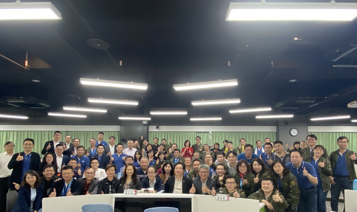 企管系「企業經營策略課程」，師生合影，學員來自不同產業與專業背景，透過課堂討論與實務經驗交流，讓管理知識與企業經營現場相互激盪。(另開新視窗/jpg檔)圖片