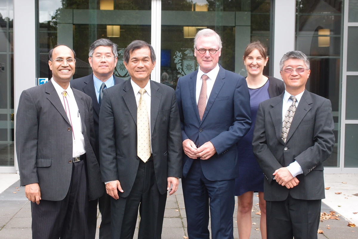 與梅西大學Subhas Mukhopadhyay教授(左1)、Hon Steve Maharey校長(右3)及Angela Drake國際事務處資深顧問(右2)合影(另開新視窗/jpg檔)圖片