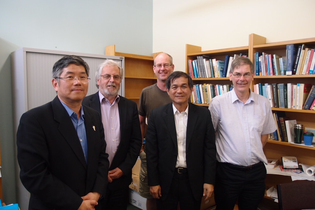 與坎特伯里大學物理及天文系主任Mike Reid教授(右1)及Simon Brown教授(後)會面(另開新視窗/jpg檔)圖片