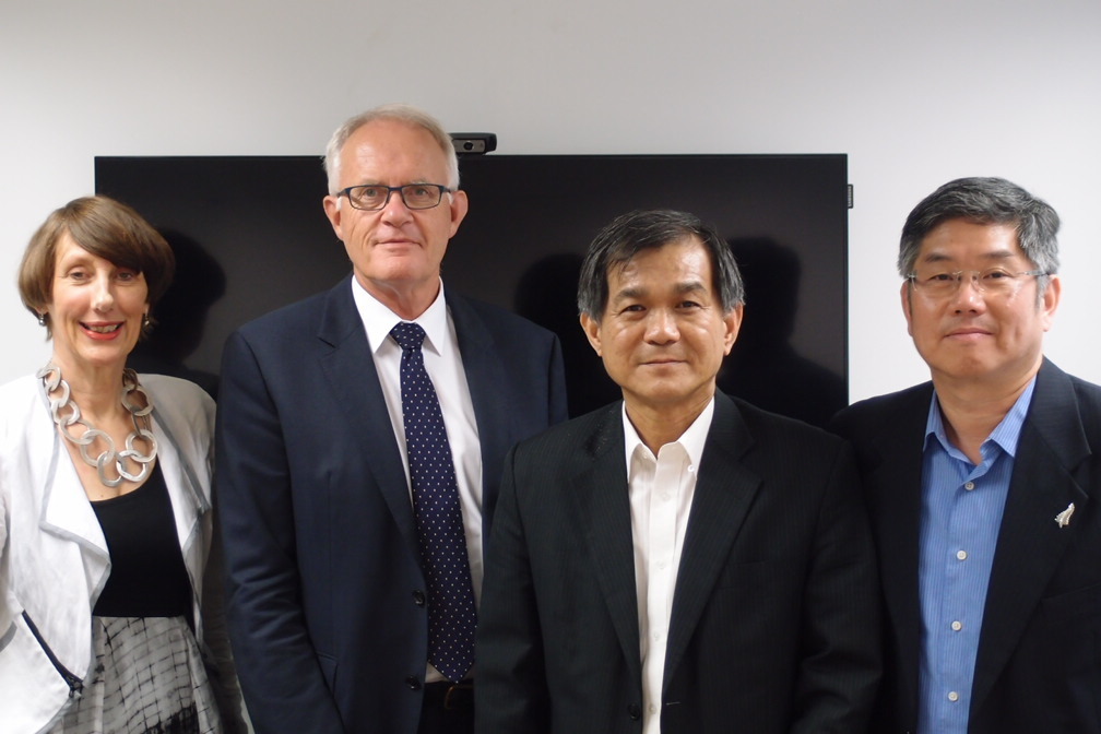 與奧克蘭大學Jenny Dixon副校長(左1)及Stuart N. McCutcheon校長(左2)會面(另開新視窗/jpg檔)圖片
