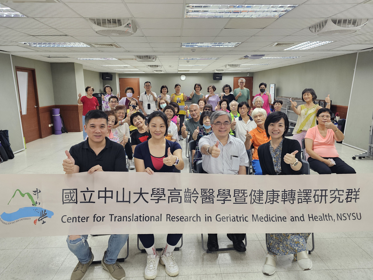 國立中山大學「運用科技活化鹽埕老化社區計畫」教師群與鹽埕長者合影(另開新視窗/jpg檔)圖片