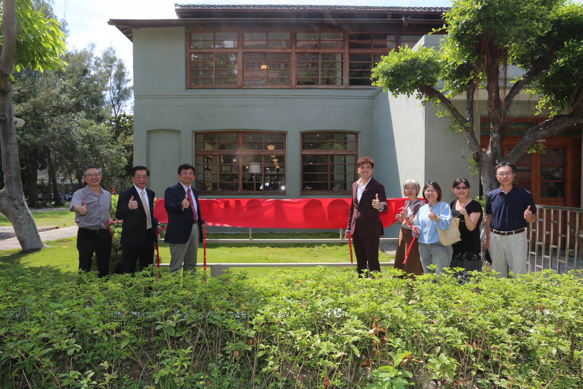 揭牌儀式左起國立中山大學主任秘書李慶男、副校長許博欽、校長李志鵬、路易莎職人咖啡股份有限公司董事長黃銘賢、高雄市政府文化局招商事業管理中心經理陳茹萍、文化資產中心課長蘇琦雯、中山大學藝文中心主任陳尚盈、總務長蔡俊彥(另開新視窗/jpg檔)圖片