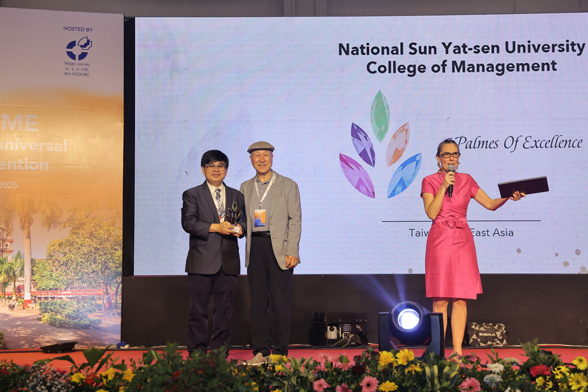 國立中山大學管理學院林豪傑院長（左）代表出席2025 Eduniversal世界年會：「從四片晉升五片，是中山管院的重要里程碑。」(另開新視窗/jpg檔)圖片
