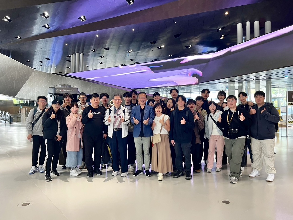 中山資管師生參訪現代汽車高陽品牌體驗館與三星江南旗艦體驗館，近距離觀察智慧製造流程、品牌展示設計及AI科技應用，從汽車工業到智慧生活生態系，深入體驗韓國科技產業的創新能量與使用者體驗思維。(另開新視窗/jpg檔)圖片