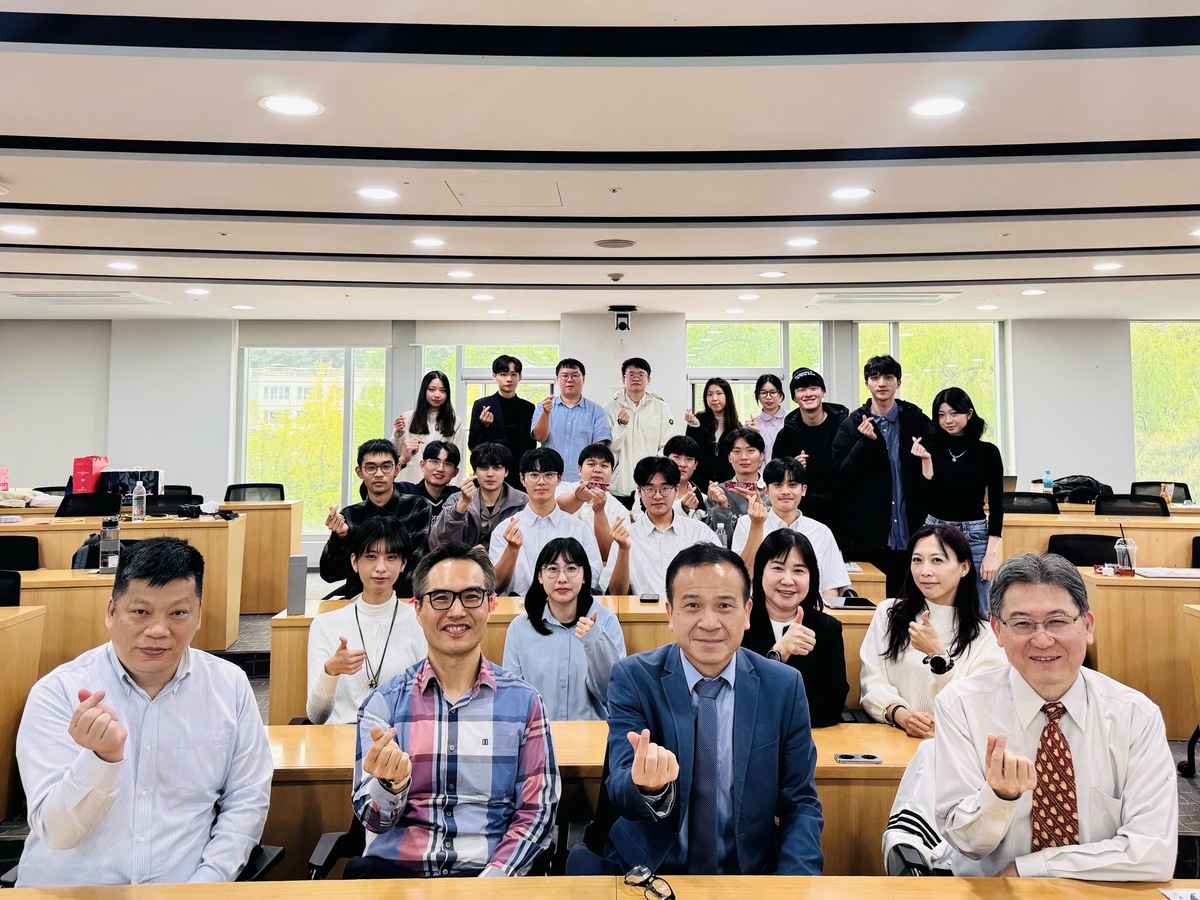 成均館大學展開學術交流，由韓國學者深入解析三星集團管理制度轉型、擴增實境與人機協作等前瞻議題，兩校學生亦透過全英文聯合研討會，就科技應用與企業管理展開跨國交流與深度討論。(另開新視窗/jpg檔)圖片