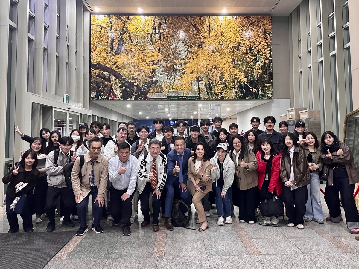 成均館大學展開學術交流，由韓國學者深入解析三星集團管理制度轉型、擴增實境與人機協作等前瞻議題，兩校學生亦透過全英文聯合研討會，就科技應用與企業管理展開跨國交流與深度討論。(另開新視窗/jpg檔)圖片