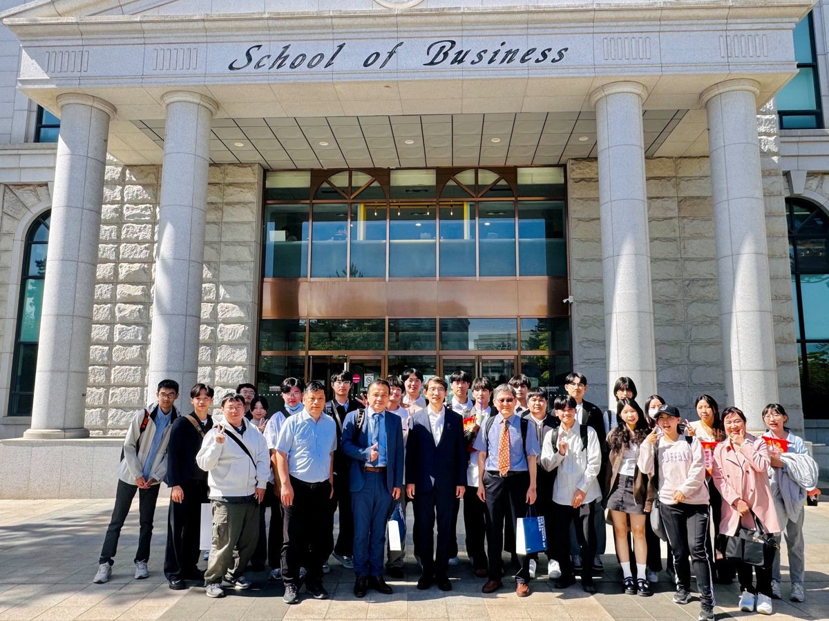 於漢陽大學參與學術研討，深入探討跨國合規、風險管理與數位平台商業策略等議題，透過韓國學者分享，進一步理解大數據應用、平台經濟與企業全球布局的實務挑戰。(另開新視窗/jpg檔)圖片