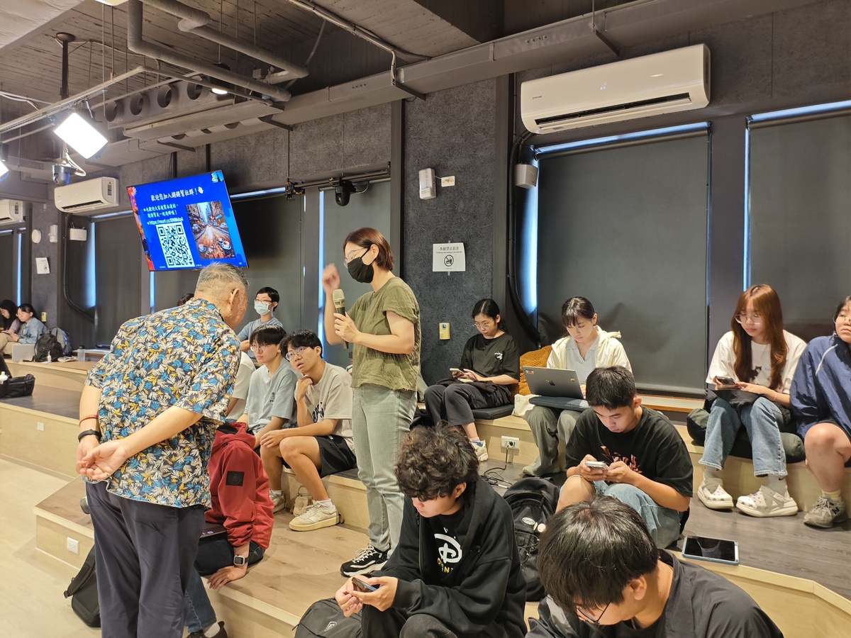 「Writing is Coding：從內容生成到自主代理的高難度多模態AI影片密技」專題講座(另開新視窗/jpg檔)圖片