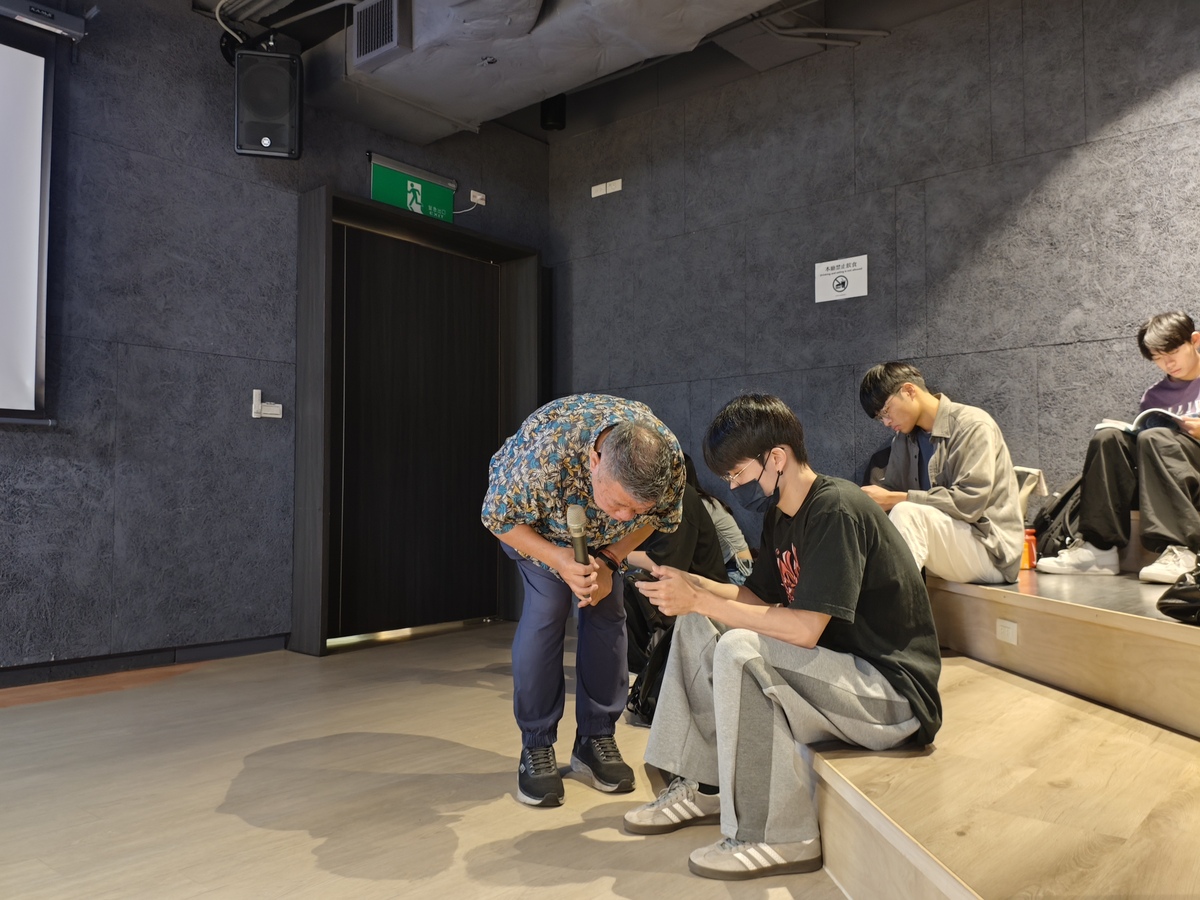 「Writing is Coding：從內容生成到自主代理的高難度多模態AI影片密技」專題講座(另開新視窗/jpg檔)圖片