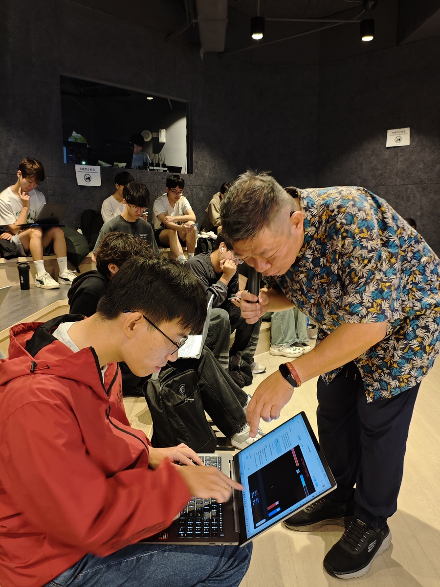 「Writing is Coding：從內容生成到自主代理的高難度多模態AI影片密技」專題講座(另開新視窗/jpg檔)圖片