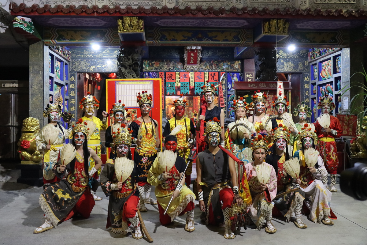 修課師生扮成家將合影(另開新視窗/jpg檔)圖片