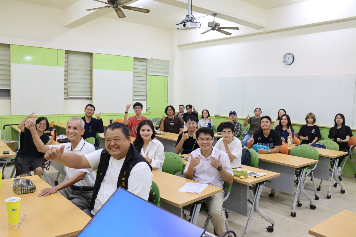 中山大學中文系系主任杜佳倫、授課教師羅景文、李佩儒、吉勝堂會長陳忠遙、地嶽殿委員李銀樹與修課學生合影(另開新視窗/jpg檔)圖片