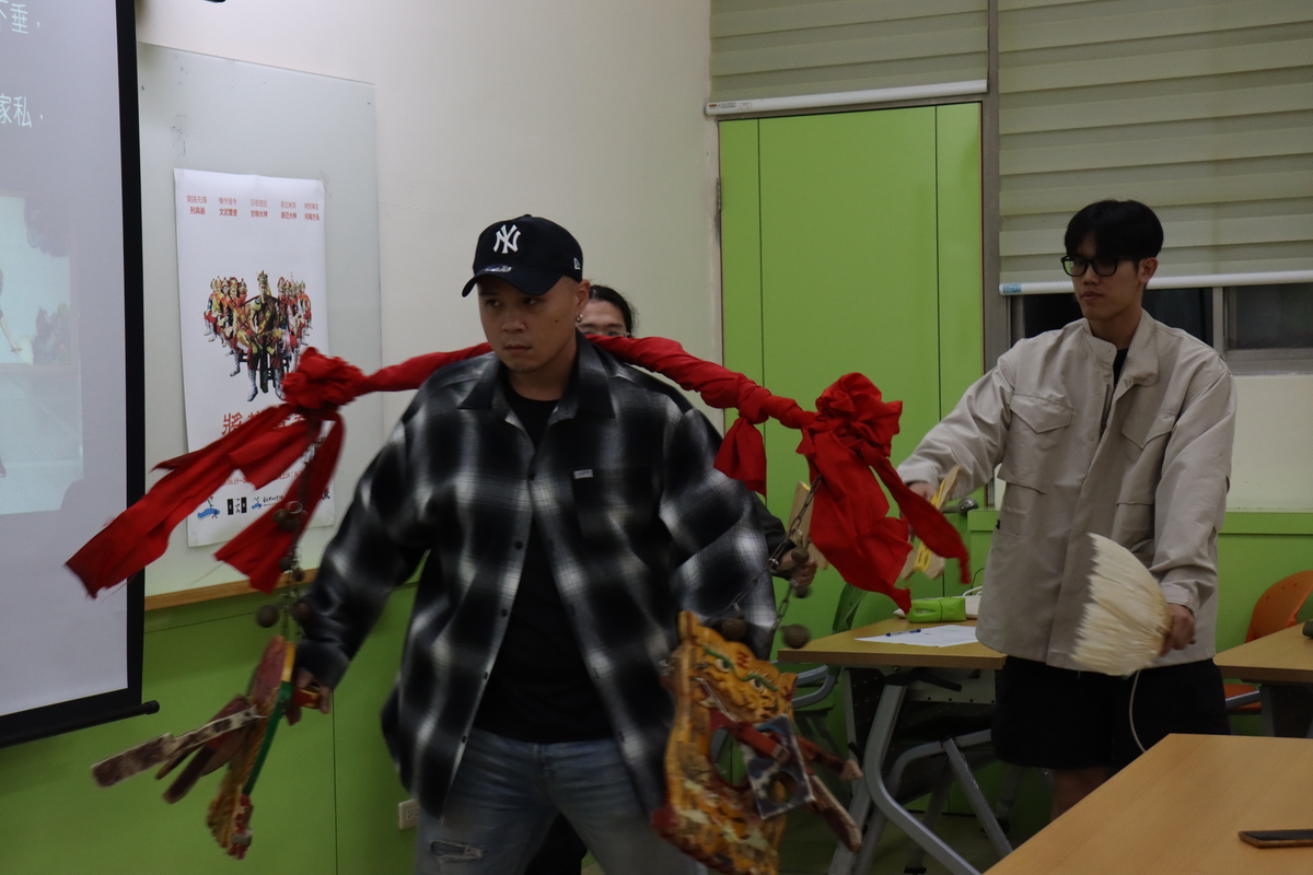 助理教練孫宇圻示範刑具爺之腳步與身段(另開新視窗/jpg檔)圖片