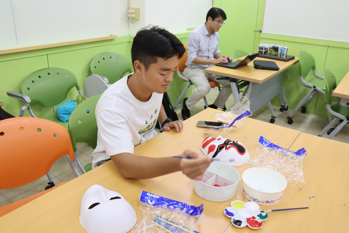 修課學生嘗試自行繪製臉譜(另開新視窗/jpg檔)圖片