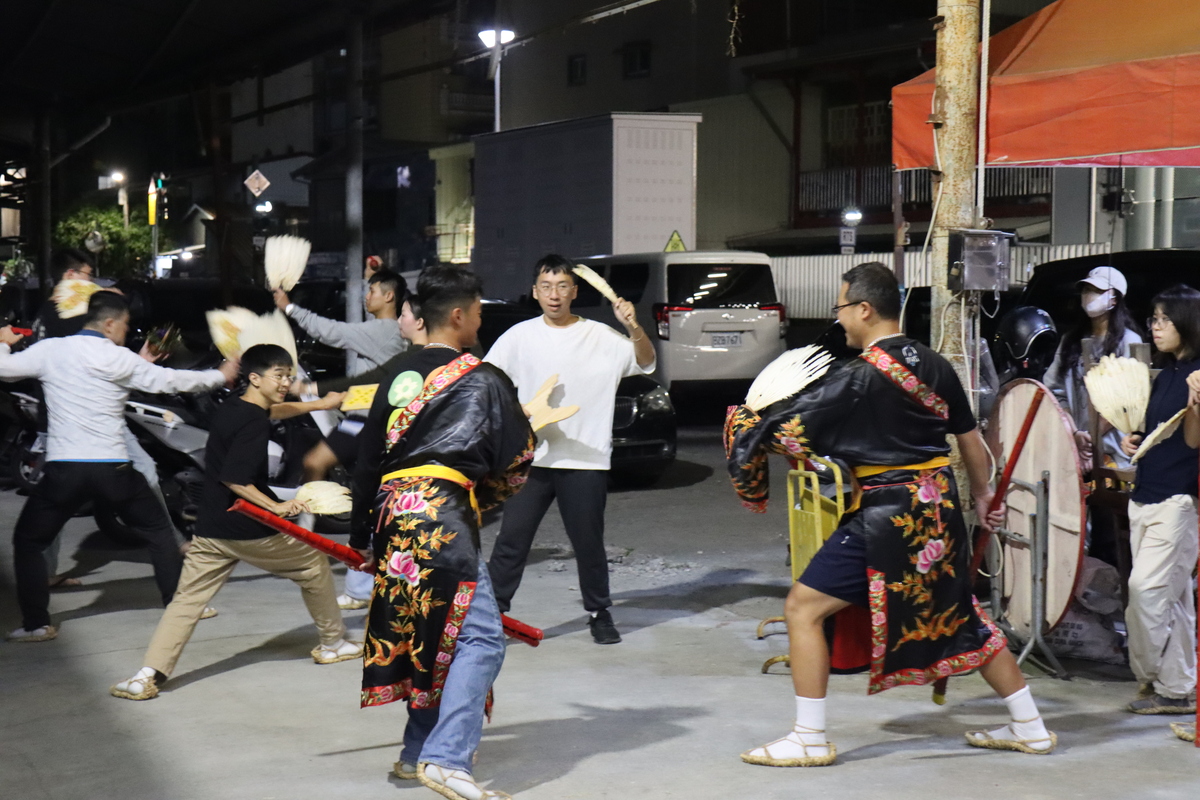 於地嶽殿前練習陣法(另開新視窗/jpg檔)圖片