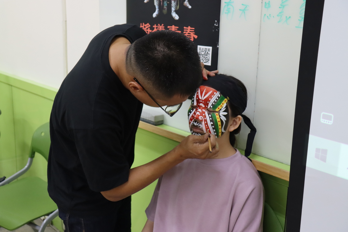 吉慶堂教練黃柏于為學生畫上刑具爺臉譜(另開新視窗/jpg檔)圖片
