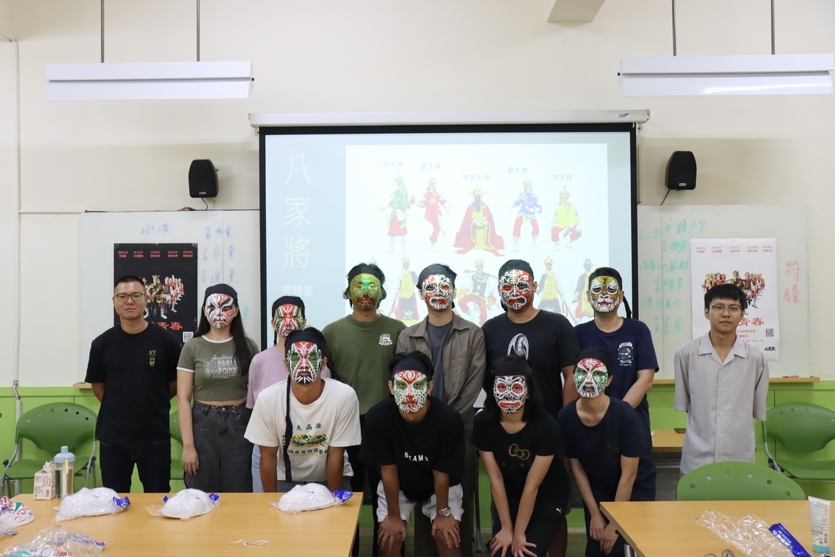 臉譜體驗，修課學生與黃柏于、周家豪兩位畫師合影(另開新視窗/jpg檔)圖片