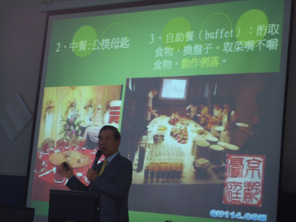 張文雄先生說明公筷母匙的概念(另開新視窗/jpg檔)圖片