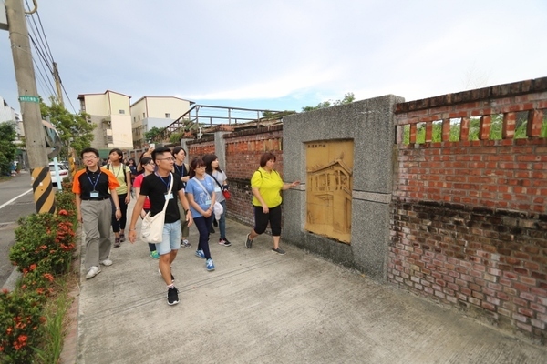 糖廠社區發展協會理事曾渝媗帶領學生導覽社區風光。(另開新視窗/jpg檔)圖片