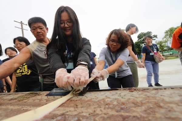 糖廠社區發展協會理事長郭泰志指導學員刨香蕉絲。(另開新視窗/jpg檔)圖片