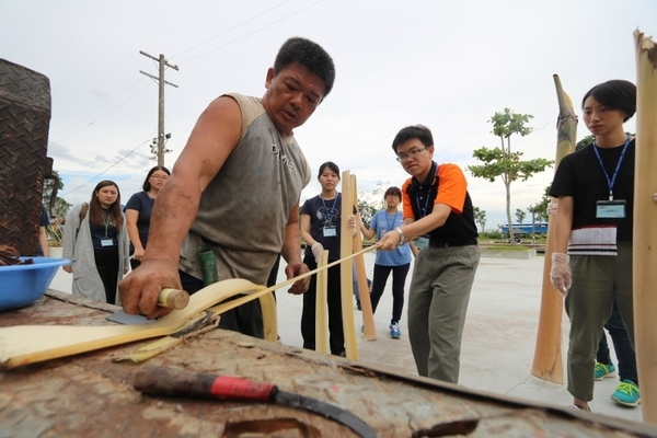 糖廠社區發展協會理事長郭泰志指導學員刨香蕉絲。(另開新視窗/jpg檔)圖片