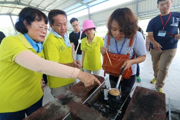 學員體驗古早味手作碰糖。(另開新視窗/jpg檔)圖片