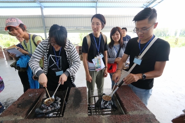 學員體驗古早味手作碰糖。(另開新視窗/jpg檔)圖片