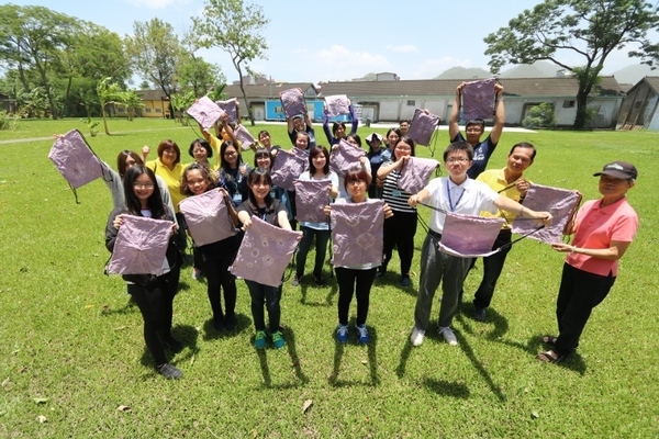 學員體驗手作香蕉蕊製成的植物染布。(另開新視窗/jpg檔)圖片