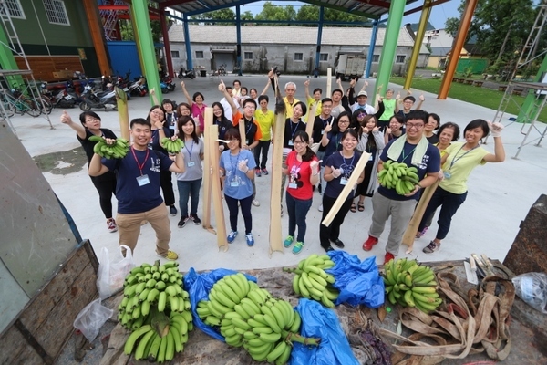 學員與香蕉合影。(另開新視窗/jpg檔)圖片