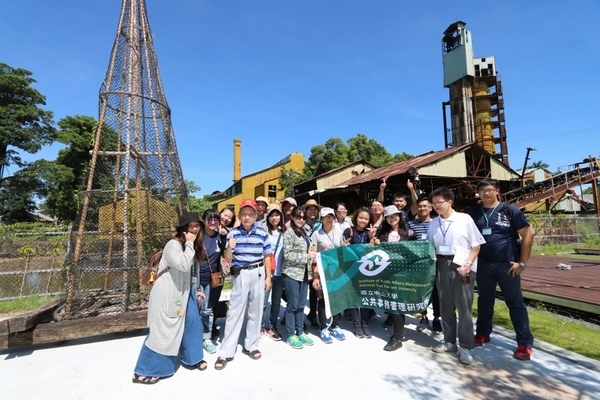 學員們與旗山糖廠老廠區合影。(另開新視窗/jpg檔)圖片