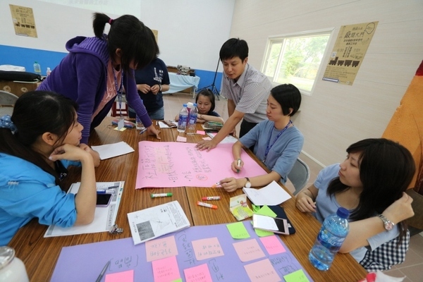 公事所助理教授吳偉寧指導學員提案內容與方向。(另開新視窗/jpg檔)圖片