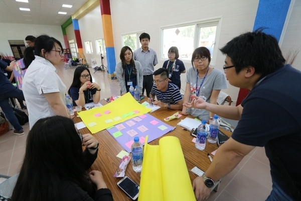 公事所教師謝政勳指導學員討論。(另開新視窗/jpg檔)圖片