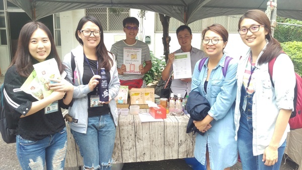 市集吸引來周邊的學生與遊客(另開新視窗/jpg檔)圖片