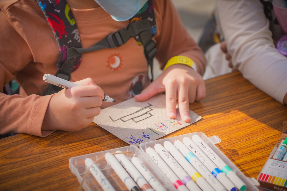 參與活動的小朋友寫下對企業的祝福(另開新視窗/jpg檔)圖片