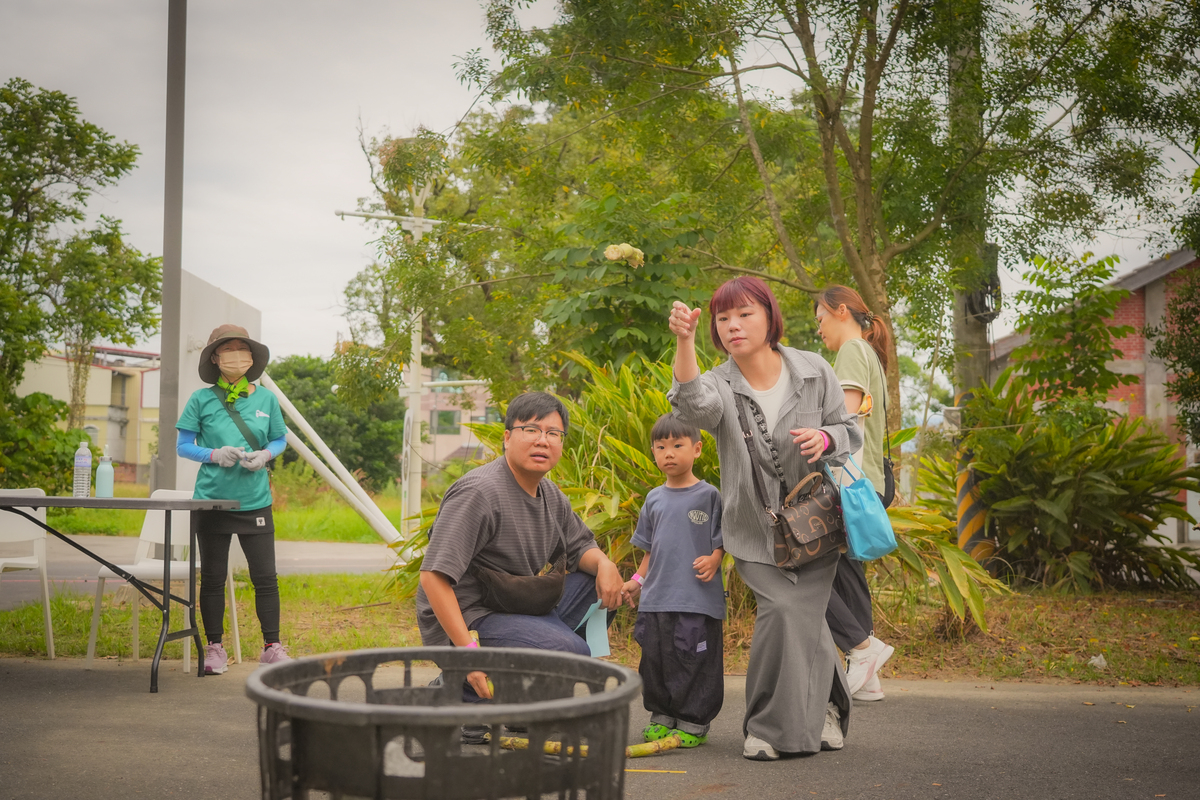 射甘蔗標槍，體驗農村童趣(另開新視窗/jpg檔)圖片
