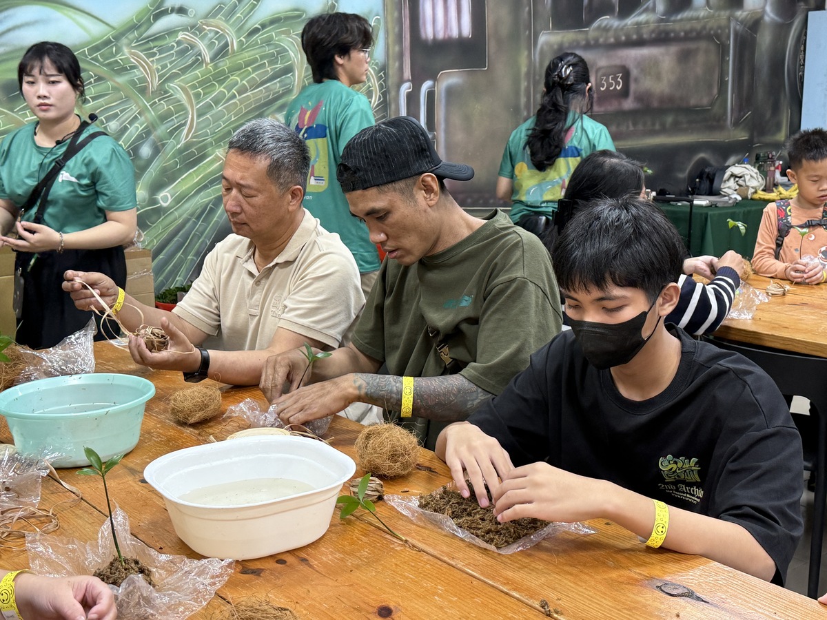香蕉纖維取絲，打造綠意水苔球(另開新視窗/jpg檔)圖片