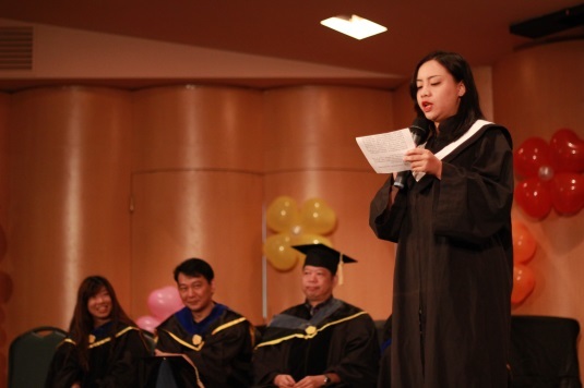畢業生代表 學士班楊馨媛致詞(另開新視窗/jpg檔)圖片